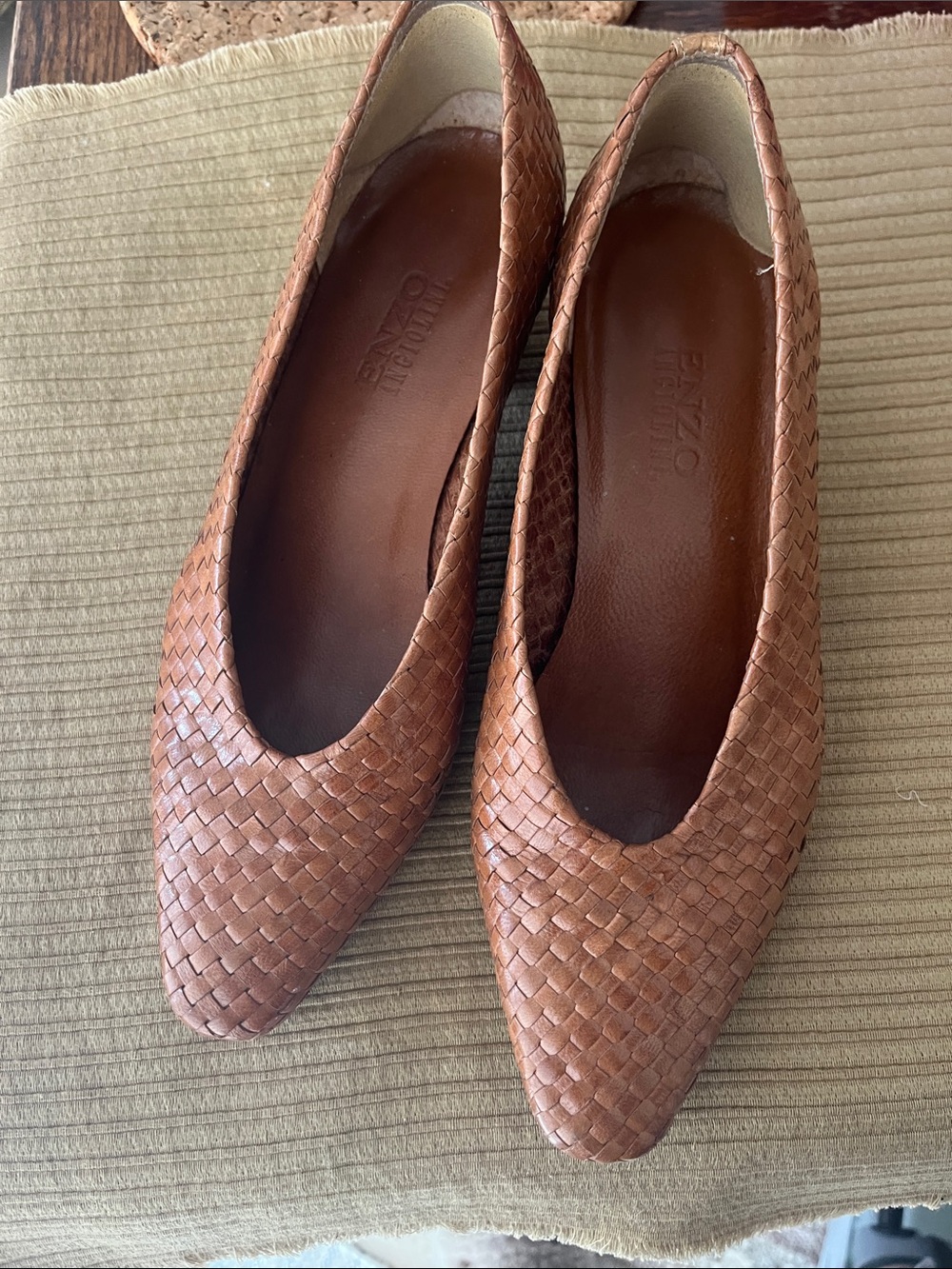 Woven pattern leather shoes, size 7
